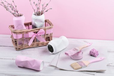 El yapımı vazo ya da saksılarla sürdürülebilir bir hobi. Yaratıcı DIY fikri, ev dekorasyonu için yükseltilmiş teneke kaplar.