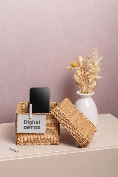 스마트폰은 별도의 박스에 디지털 디톡스 가장착되어 실시간 의사소통을 집에서 디지털 스톡 사진
