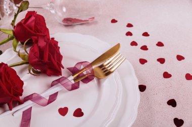 Kırmızı güllerle Sevgililer Günü için şenlik masası. Romantik sevgililer günü yemeği konsepti. Randevu için davetiye. Üst manzara, düz uzanma