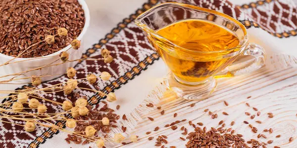 Kahverengi keten tohumu, keten tohumu sebze yağı, beyaz kırsal ahşap arka planda. Sağlıklı süper yemek afişi