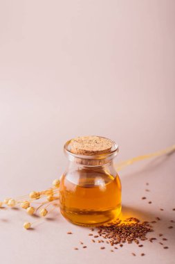 Kahverengi keten tohumu, bej arka planda keten tohumu bitkisi yağı. Kopyalama alanı olan sağlıklı süper yiyecekler