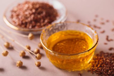 Kahverengi keten tohumu, bej arka planda keten tohumu bitkisi yağı. Sağlıklı süper yiyecekler