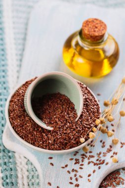 Kahverengi keten tohumu, keten tohumu, beyaz ahşap arka planda sebze yağı. Sağlıklı süper yiyecekler