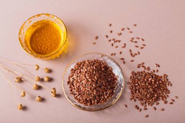 Kahverengi keten tohumu, bej arka planda keten tohumu bitkisi yağı. Sağlıklı süper yiyecekler