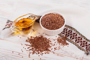 Kahverengi keten tohumu, keten tohumu sebze yağı, beyaz kırsal ahşap arka planda. Sağlıklı süper yiyecekler