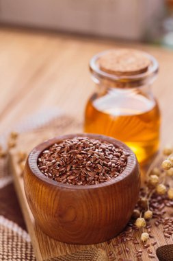 Kahverengi keten tohumu, kırsal ahşap arka planda keten tohumu sebze yağı. Kopyalama alanı olan sağlıklı süper yiyecekler