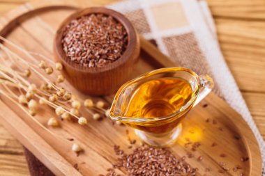 Kahverengi keten tohumu, kırsal ahşap arka planda keten tohumu sebze yağı. Sağlıklı süper yiyecekler