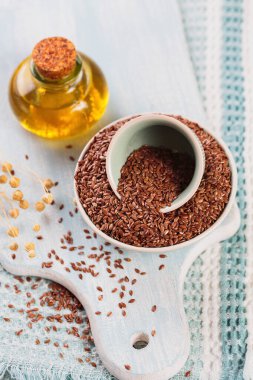 Kahverengi keten tohumu, keten tohumu, beyaz ahşap arka planda sebze yağı. Sağlıklı süper yiyecekler