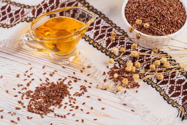 Kahverengi keten tohumu, keten tohumu sebze yağı, beyaz kırsal ahşap arka planda. Sağlıklı süper yiyecekler