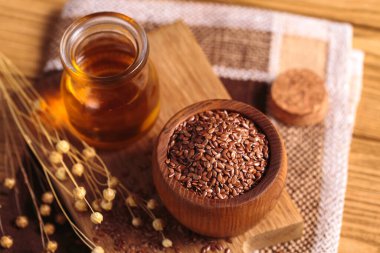 Kahverengi keten tohumu, kırsal ahşap arka planda keten tohumu sebze yağı. Sağlıklı süper yiyecekler