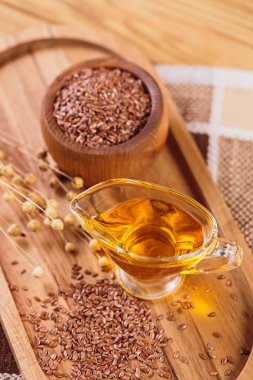 Kahverengi keten tohumu, kırsal ahşap arka planda keten tohumu sebze yağı. Sağlıklı süper yiyecekler