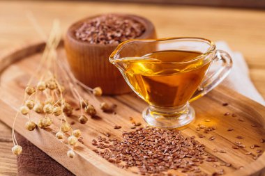 Kahverengi keten tohumu, kırsal ahşap arka planda keten tohumu sebze yağı. Sağlıklı süper yiyecekler