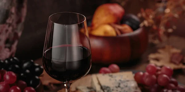 濃い木の背景にチーズプレートとフルーツを添えた豊富な赤ワインのグラス ワイングラス付きのアペタイザーテーブル ワイナリーでの素朴なスタイルのテーブル設定 — ストック写真