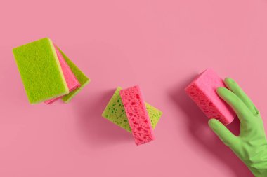 Mutfak, banyo ve pembe arka plandaki diğer odalar için temizlik seti. Çamaşır süngeri tutan kauçuk eldiven. Temizlik konsepti, profesyonel temizlik, ev malzemeleri.