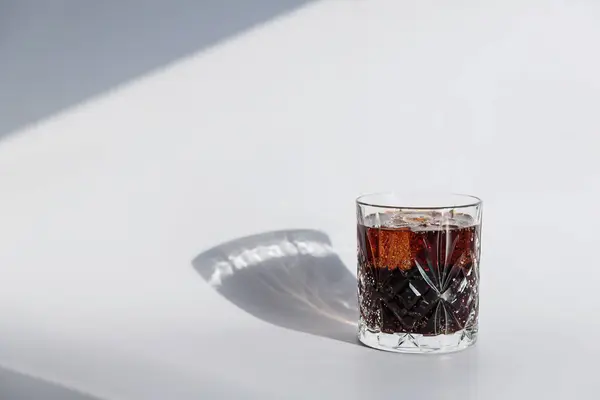 白底白底高球杯威士忌可乐鸡尾酒 烈酒加冰 重量轻 — 图库照片