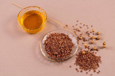 Kahverengi keten tohumu, bej arka planda keten tohumu bitkisi yağı. Sağlıklı süper yiyecekler