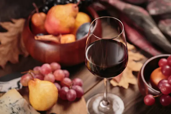 Glas Rött Vin Serveras Med Blå Ost Mörkt Trä Bakgrund — Stockfoto