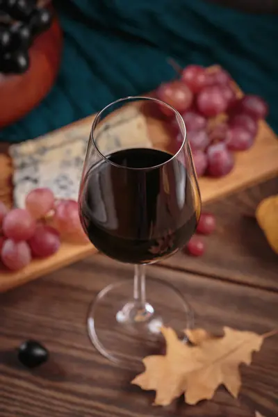 Glas Rode Wijn Geserveerd Met Blauwe Kaas Donkere Houten Achtergrond — Stockfoto