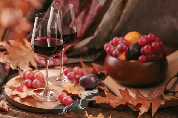 Hösten Stilleben Med Två Glas Rött Vin Druvor Bok Och — Stockfoto