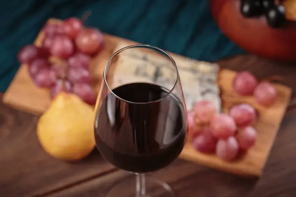 Glas Rijke Rode Wijn Geserveerd Met Kaasplankje Fruit Donkere Houten — Stockfoto