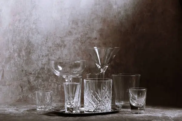 Colección Vasos Cristal Vacíos Diferentes Tamaños Formas Dispuestos Elegantemente Sobre Fotos De Stock