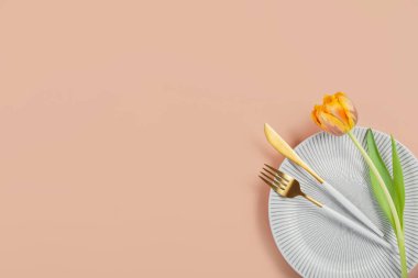 Turuncu laleli güzel bir masa manzarası romantik bir akşam yemeği ya da özel bir kutlama için mükemmel..