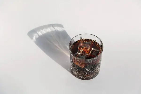 白底白底高球杯威士忌可乐鸡尾酒 烈酒加冰 重量轻 — 图库照片