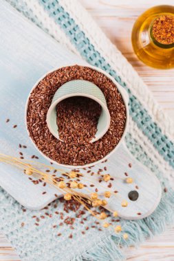 Kahverengi keten tohumu, keten tohumu, beyaz ahşap arka planda sebze yağı. Sağlıklı süper yiyecek üst görünümü, fotokopi alanı ile düz yatış