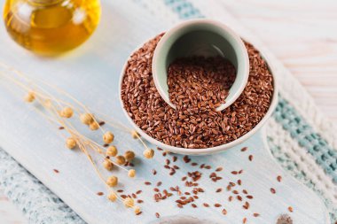 Kahverengi keten tohumu, keten tohumu, beyaz ahşap arka planda sebze yağı. Sağlıklı süper yiyecekler