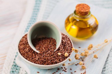 Kahverengi keten tohumu, keten tohumu, beyaz ahşap arka planda sebze yağı. Sağlıklı süper yiyecekler