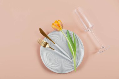 Baharı turuncu lalelerin yer aldığı şık bir masa düzeniyle kutlayın. Paskalya veya doğum günü yemeği için ideal..