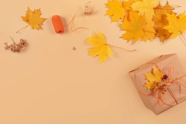Kurumuş yapraklarla hediyeleri paketleme ve dekore etme süreci. El işi kağıdında hediye kutuları ve doğal sonbahar süslemeleri, yaratıcı ve sıfır atık tatil hediye paketi. DIY kavramı