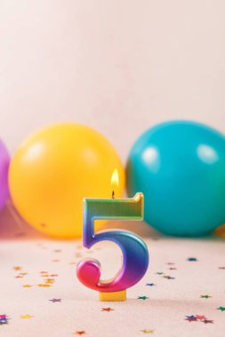 Doğum günü kutlamalarının sihrini bu parlayan 5 numaralı mumla yakalayın. Renkli balonlar ve yıldız şeklinde konfetiler karşısında..