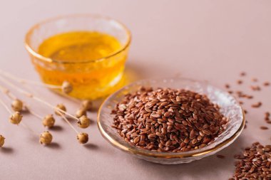 Kahverengi keten tohumu, bej arka planda keten tohumu bitkisi yağı. Sağlıklı süper yiyecekler