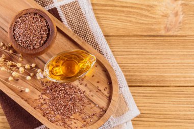 Kahverengi keten tohumu, kırsal ahşap arka planda keten tohumu sebze yağı. Sağlıklı süper yiyecek üst görünümü, fotokopi alanı ile düz yatış