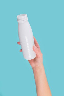 Kadınların elinde beyaz plastik şişe tutması sürdürülebilir uygulamalara ve bilinçli tüketime geçişi sembolize eder..