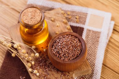 Kahverengi keten tohumu, kırsal ahşap arka planda keten tohumu sebze yağı. Sağlıklı süper yiyecekler