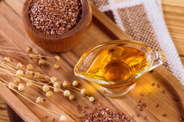 Kahverengi keten tohumu, kırsal ahşap arka planda keten tohumu sebze yağı. Sağlıklı süper yiyecekler