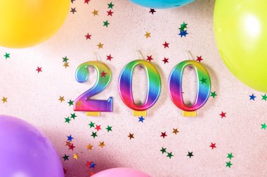 Bu renkli ve kutlama düzeniyle 200 günlük başarı ya da gelişimin anısına, gökkuşağı renginde 200 adet balon ve yıldız şeklinde konfeti sergileniyor..