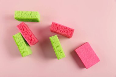 Mutfak, banyo ve pembe arka plandaki diğer odalar için temizlik seti. Temizlik konsepti, profesyonel temizlik, ev malzemeleri. Üst görünüm, kopyalama alanı olan düz uzanma