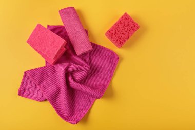 Mutfak, banyo ve sarı arka plandaki diğer odalar için temizlik seti. Temizlik konsepti, profesyonel temizlik, ev malzemeleri. Üst görünüm, boş kopya alanı olan düz uzanma