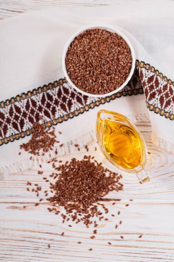 Kahverengi keten tohumu, keten tohumu sebze yağı, beyaz kırsal ahşap arka planda. Sağlıklı süper yiyecek üst görünümü, düz yatış