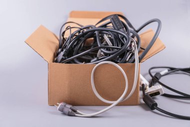 Eski alet ve kablolarla dolu karton kutu, elektronik geri dönüşüm için çevre dostu uygulamaları teşvik ediyor