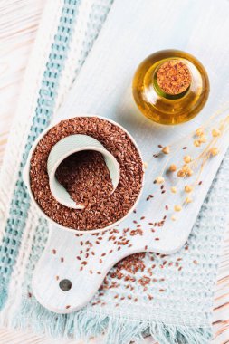 Kahverengi keten tohumu, keten tohumu, beyaz ahşap arka planda sebze yağı. Sağlıklı süper yiyecekler