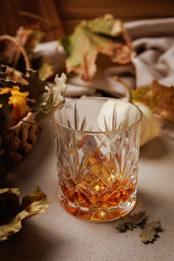 Beyaz balkabağı, dökülen yapraklar ve rahat Şükran Günü düzeniyle desenli bardakta servis edilen klasik içecek...