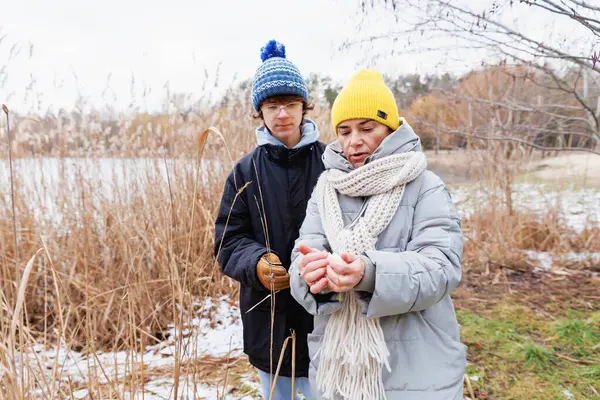 Soğuk bir kış gününde dışarıda kartopu oynayan anne ve oğul doğal ortamdaki ortak aktivitelere odaklandılar.