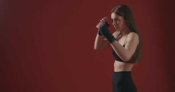 스트레칭 실내에서 다리를 예쁘고 여자가 운동하고 보디빌딩 스튜디오 배경에 고립됨 — 비디오