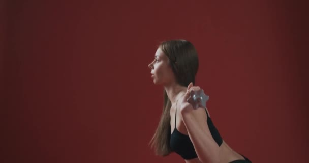Güçlü Baştan Çıkarıcı Kızın Omuzlarında Halter Tutması Çömelmesi Içeride Vücut — Stok video
