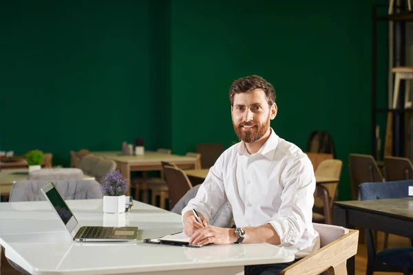 Успешный Бизнесмен Белой Рубашке Дистанционно Работает Ноутбуком Сидя Уютном Кафе — стоковое фото