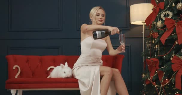Widok Przodu Atrakcyjnej Młodej Blondynki Trzymającej Butelkę Szklankę Nalewającej Szampana — Wideo stockowe